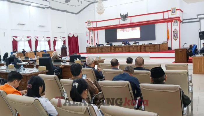 Paripurna DPRD ke-13, Bupati Barsel Tanggapi Pandangan Fraksi atas Ranperda Pertanggungjawaban APBD 2025
